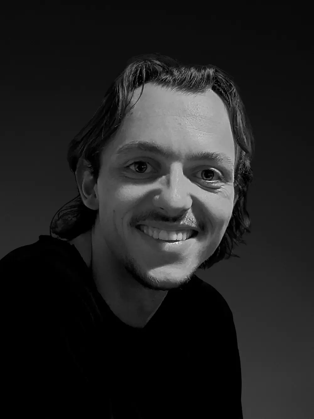 Jakob Radke Postrait vor schwarzem Hintergrund