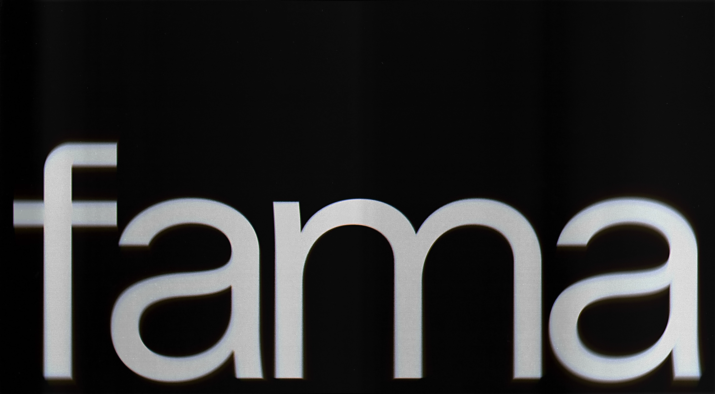 Fama Logo mit Glitch-Effekt – modernes Branding-Design mit typografischem Fokus und digitalem Charakter auf schwarzem Hintergrund.