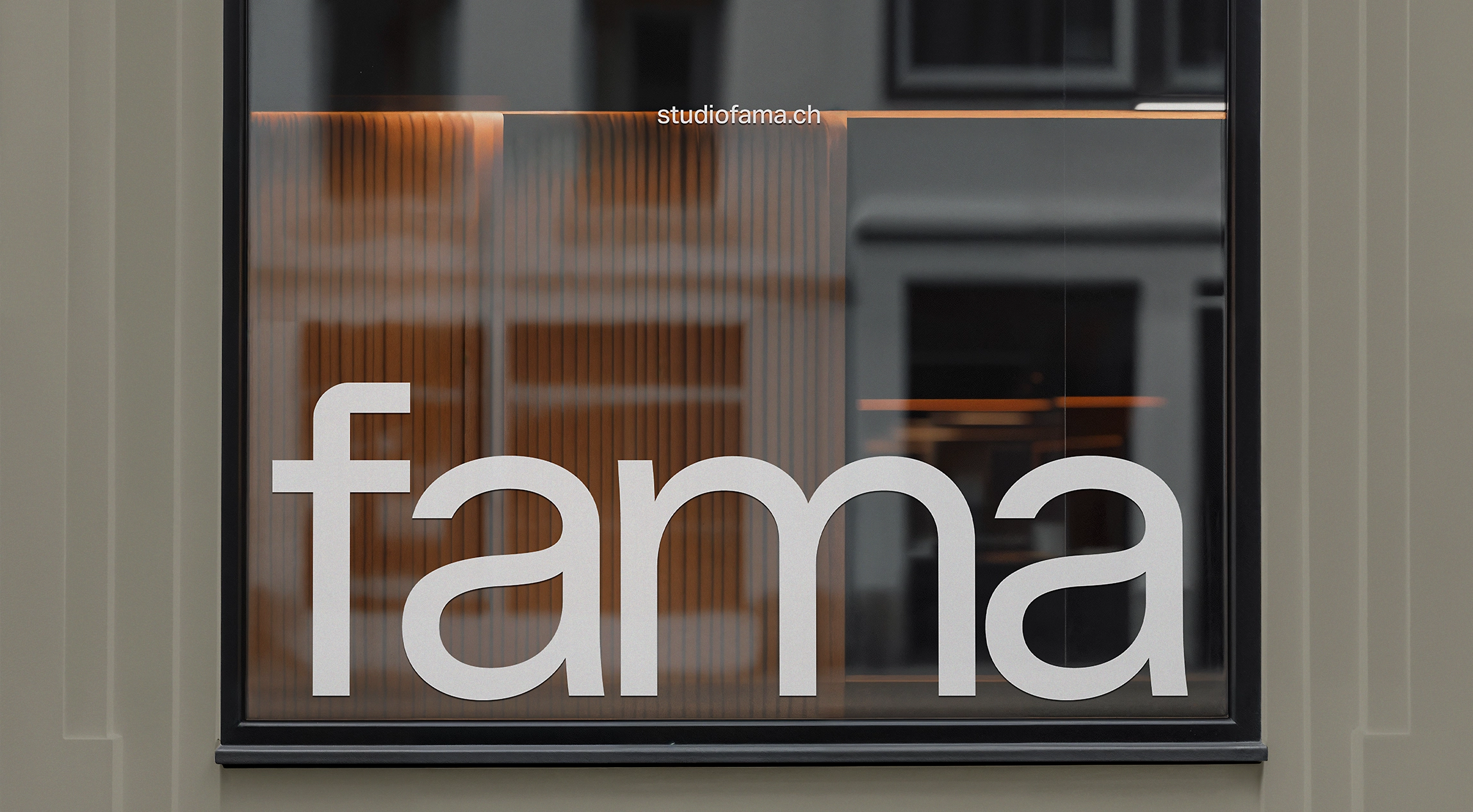 Studio Fama Logo auf der Fensterfront in Zürich – Branding- und Designstudio mit Fokus auf visuelle Identität und Corporate Design.