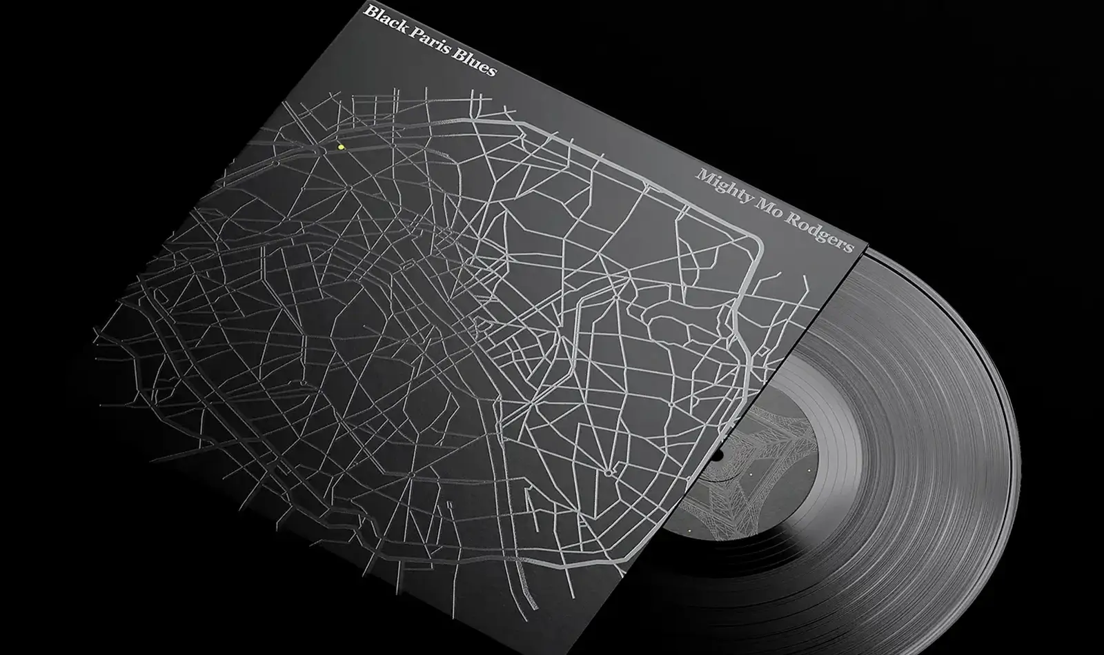 Schallplatte ‚Black Paris Blues‘ von Mighty Mo Rodgers mit geprägtem Stadtplan-Design – minimalistisches Cover-Design von Studio Radke
