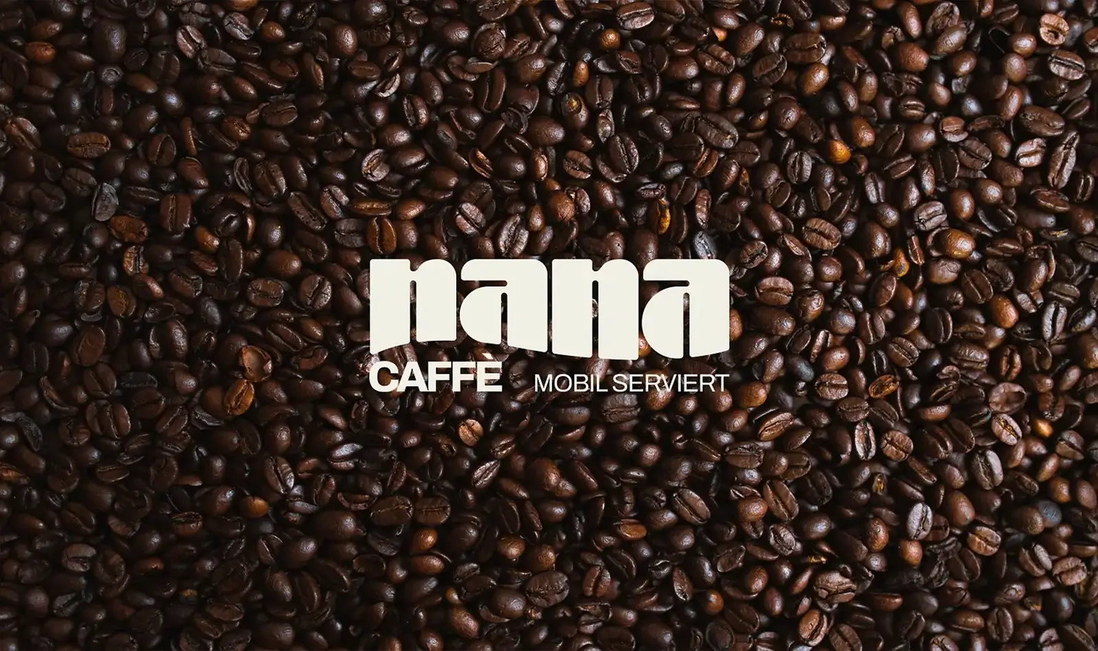 Logo-Design für NANA Caffè auf Kaffeebohnen – Branding und visuelle Identität von Studio Radke für ein mobiles Caffè-Catering