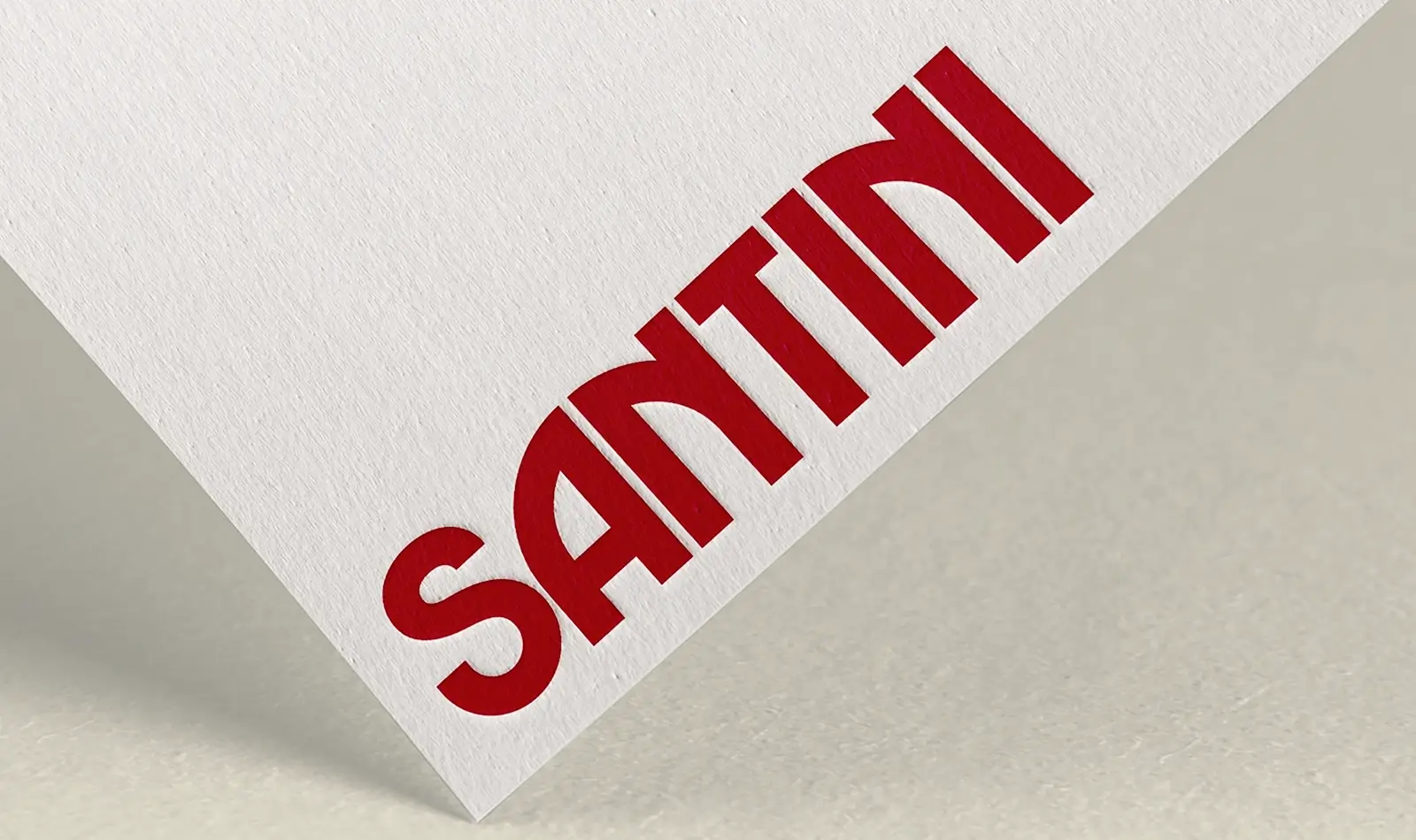 Logo-Design für SANTINI – typografische Markenidentität in Rot auf strukturierter Karte, gestaltet von Studio Radke