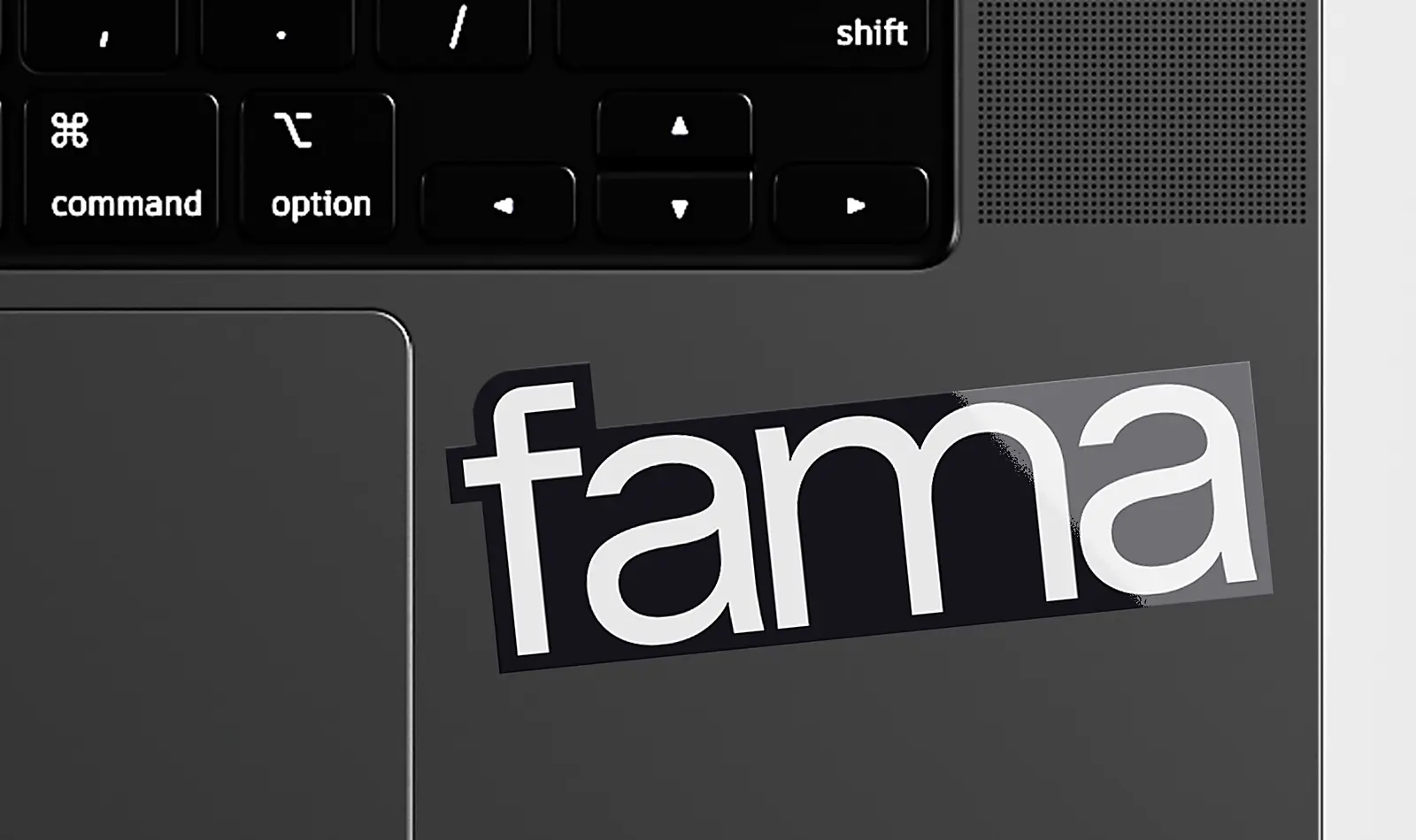 Studio Fama Logo als Sticker auf einem MacBook – modernes Branding-Design von Studio Radke