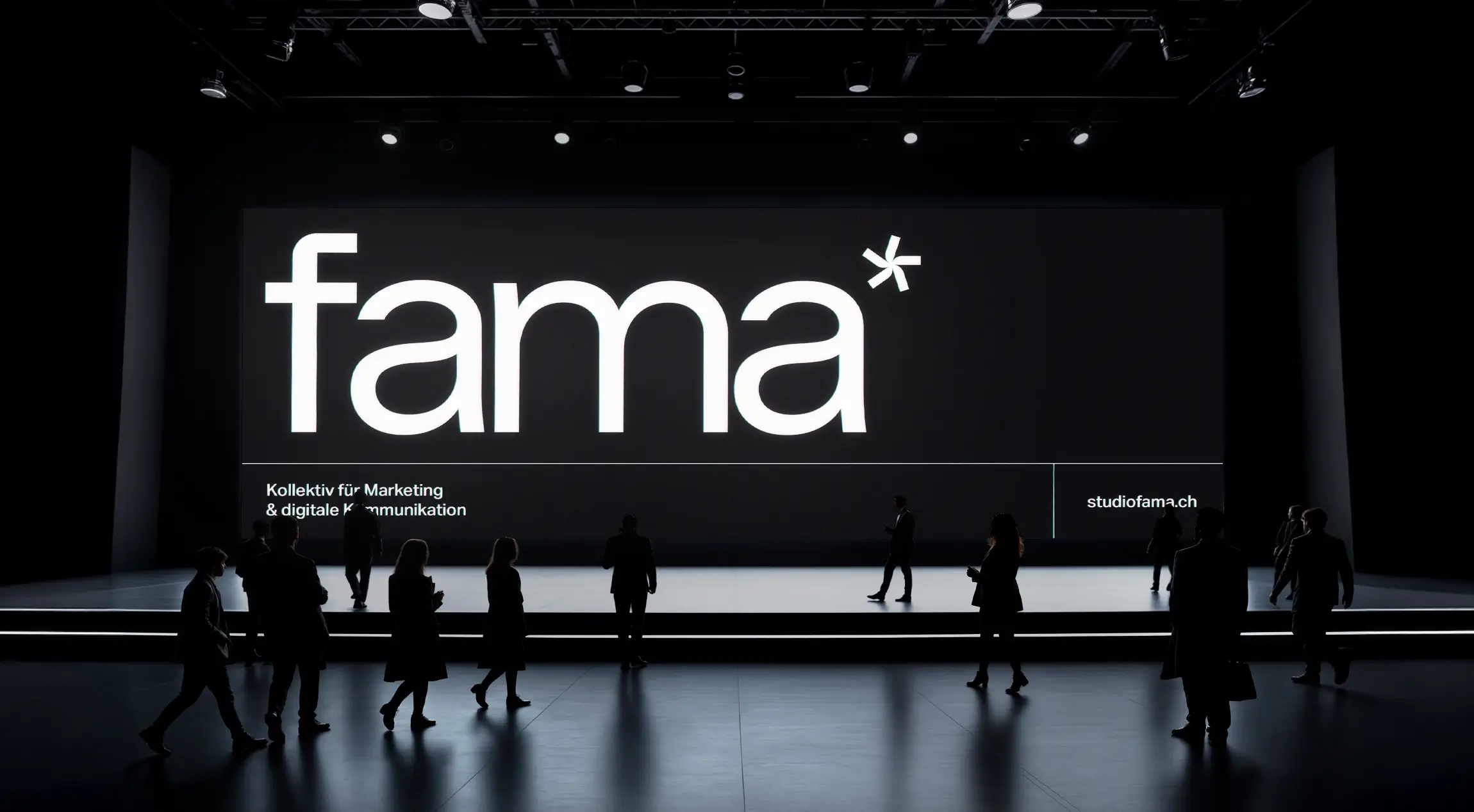 Fama Logo-Projektion auf grosser Bühne – modernes Branding für ein Kollektiv für Marketing und digitale Kommunikation in Zürich.
