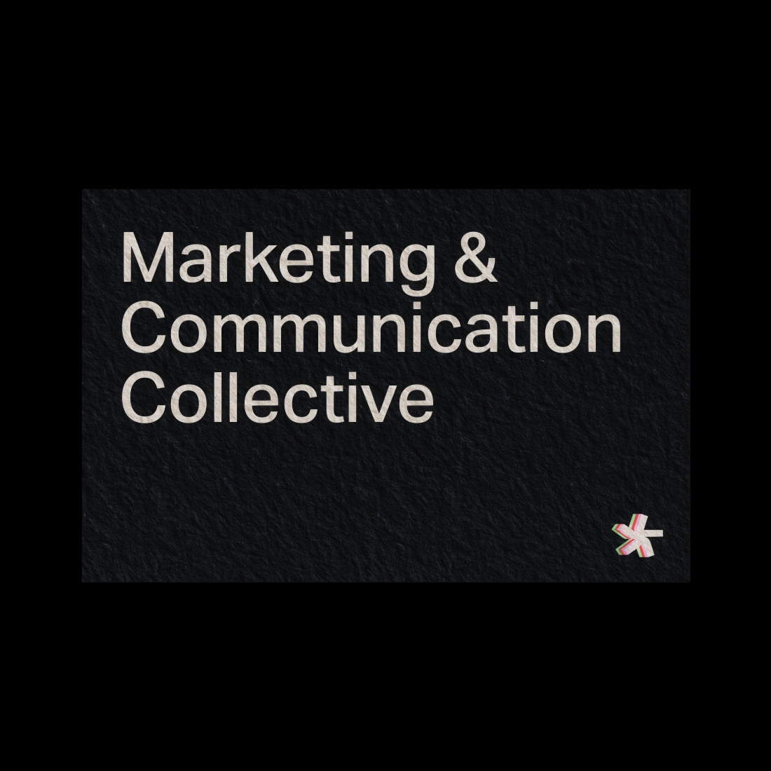 Visitenkarte des Marketing & Communication Collective – minimalistisches Design mit moderner Typografie auf dunklem Hintergrund.