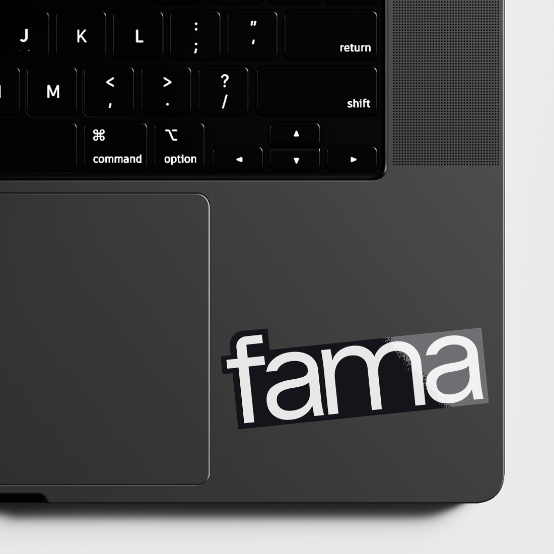 Fama Logo-Sticker auf Laptop – modernes Branding-Design mit klarer Typografie und minimalistischem Look.