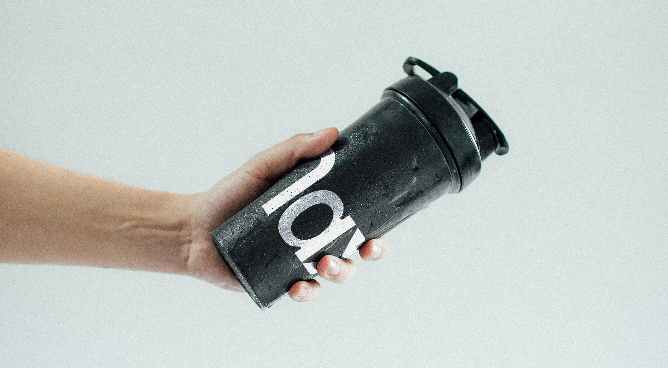 Schwarzer Maxlevel Protein Shaker mit minimalistischem Logo Branding für Sport und Supplements