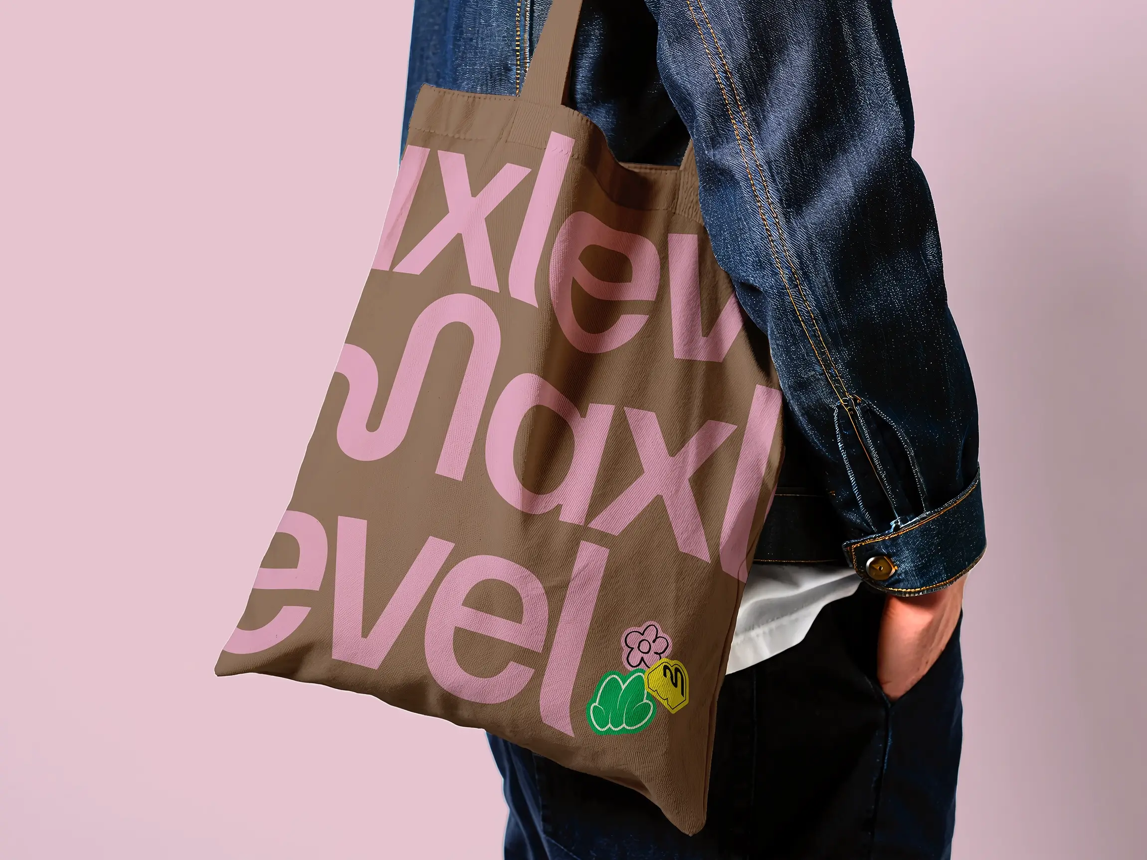Typografische Maxlevel Tote Bag mit auffälligem Logo Design und Stickern als Teil des modernen Supplement Brandings