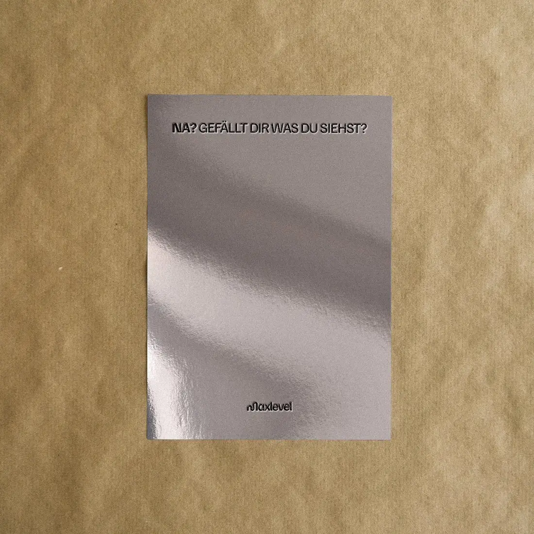 Verspiegelte Postkarte für Maxlevel mit minimalistischer Typografie als Teil des Supplement Brandings und Unboxing Erlebnisses